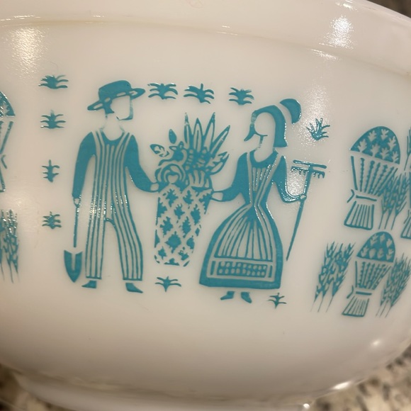 COPY - Pyrex butterprint bowl. Excellent condition. No cracks, or stains. - Picture 5 of 10